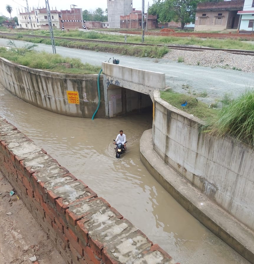SingerShaikh's tweet photo. @drmbsbner @srdombsbner @gmner_gkp @PiyushGoyal @CMOfficeUP  #सरायमीर  NER  के गांव #खरेवां में #52C under pass का निर्माण हुए 5 वर्ष बीत चुके हैं लेकिन अभी तक टीन शेड कार्य अधूरा है । ये गाँव का मुख्य मार्ग भी है। आने जाने में काफी दिक्कत हो रही है। मामले को   संज्ञान में लें https://t.co/GGeM3tw61v