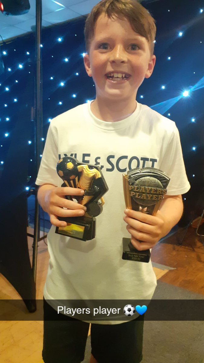 Sean_b10's tweet photo. Players player of the season.
Absolutely delighted ❤⚽️ https://t.co/emIqcnAqL5
