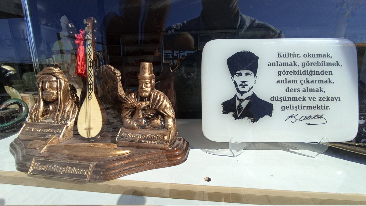 Kalbin varsa Türkü yakarsın, yoksa İnsan yakarsın.!😥
Türkü söyleyenden korkma, otur yanına, ondan zarar gelmez..!