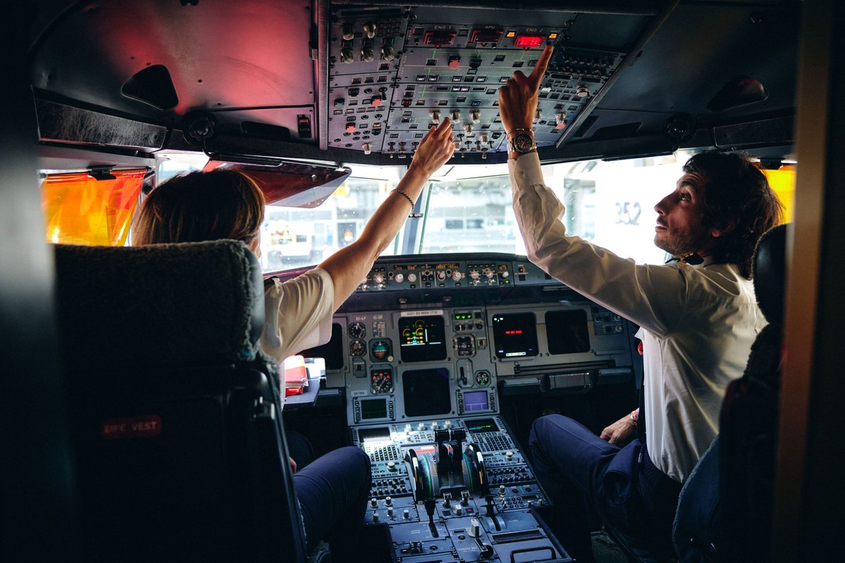 Iberia's tweet image. 📢 Abrimos nueva convocatoria para pilotos 👨‍✈️. Si cuentas con habilitación de tipo Airbus (A320, A330, A340, A350 o A380) y 150 horas de vuelo en avión de tipo Airbus Fly by Wire, puedes ver los requisitos y presentar tu solicitud hasta el 31 de julio ☞iberia.aplygo.com/job/seleccion-…