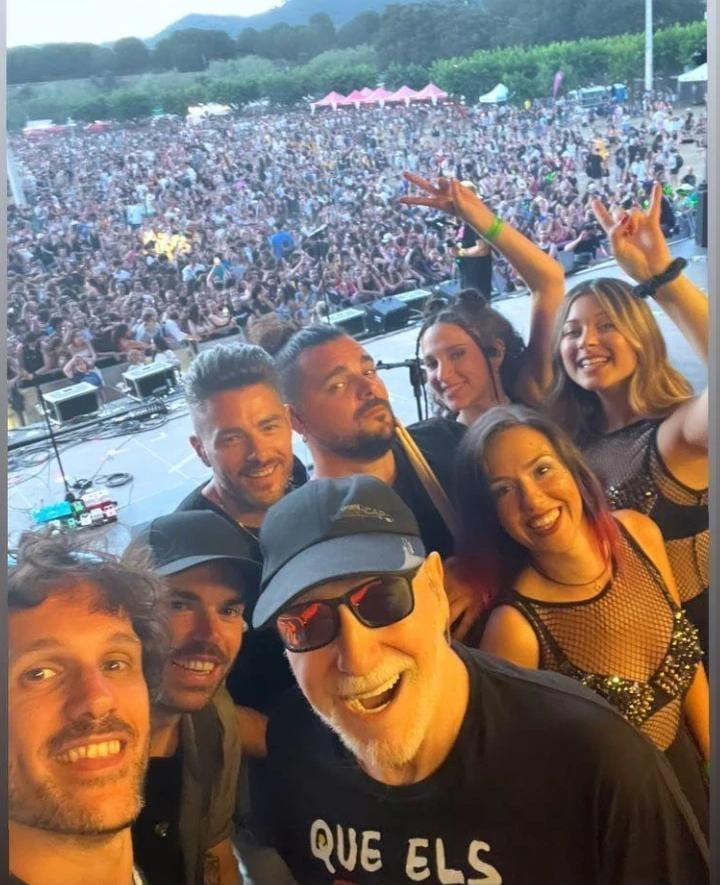 Un any s'ha celebrat el Canet Rock.
Bona música i bon rotllo! 
Ahir vaig cantar-hi una adaptació de Cold Play. 
Us en poso un fragment:

QUE ELS BOMBIN A TOTS PLEGATS
===========

SI ENS CREUEN DERROTATS
LIQUIDATS  I HUMILIATS
NO CONEIXEN ALS CATALANS
QUAN ESTEM CABREJATS
I ARA