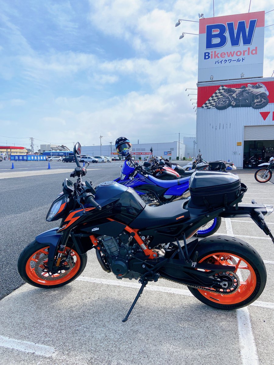 nekotap's tweet photo. 今日はKRSのライディングスクールに参加してきました。めちゃくちゃ暑かった💦場所はバイクワールドの駐車場。
公道では練習できないような基礎練をみっちりやりました🏍️

今回は失敗せず（Googleにフェリー乗り場に案内されることなく）アクアラインを通って帰って来れた👍
#duker https://t.co/2TpdxgM3nc