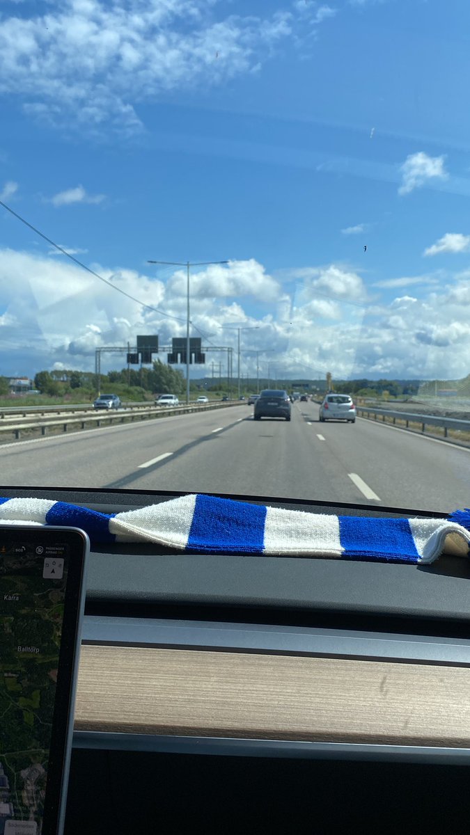 IFKmange's tweet photo. Larres grabbar on tour🇬🇧
#hbkaway
#ifkgbg
#frontseatclear https://t.co/VZtuIeuj12