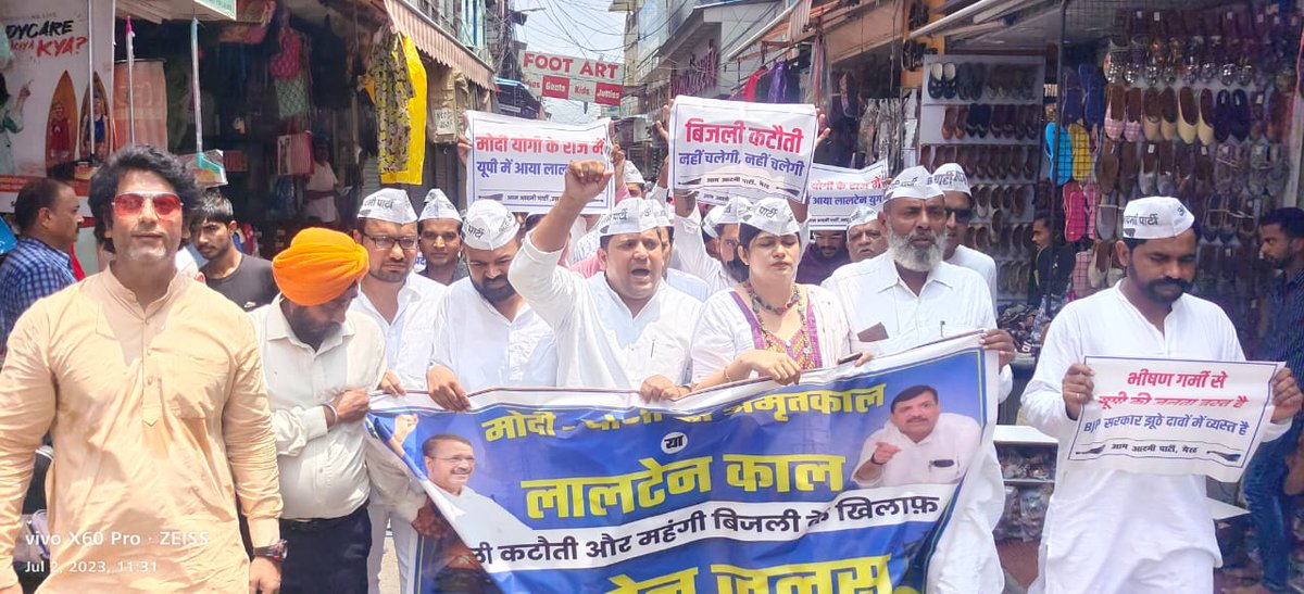 Aam Aadmi Party- Uttar Pradesh (@aaputtarpradesh) on Twitter photo मेरठ जनपद में बिजली कटौती और महंगी बिजली के खिलाफ जिलाध्यक्ष <a href="/AnkushAAP/">Ankush chaudhary</a> जी के नेतृत्व में AAP कार्यकर्ताओं ने "लालटेन जुलूस" निकालकर विरोध दर्ज कराया।
मोदी योगी का अमृतकाल या लालटेन काल?
#मोदी_योगी_की_बत्ती_गुल मेरठ जनपद में बिजली कटौती और महंगी बिजली के खिलाफ जिलाध्यक्ष <a href="/AnkushAAP/">Ankush chaudhary</a> जी के नेतृत्व में AAP कार्यकर्ताओं ने "लालटेन जुलूस" निकालकर विरोध दर्ज कराया।
मोदी योगी का अमृतकाल या लालटेन काल?
#मोदी_योगी_की_बत्ती_गुल