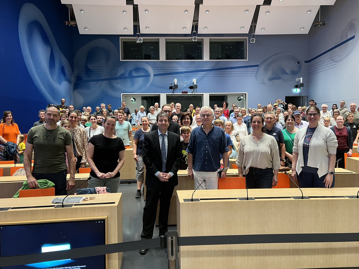 BR_Sprecher's tweet photo. Belle rencontre avec les visiteurs du Centre des médias pour parler de la communication du Conseil fédéral!#175ansConst #175JahreBV #175anniCost https://t.co/pFW4ASJLcZ