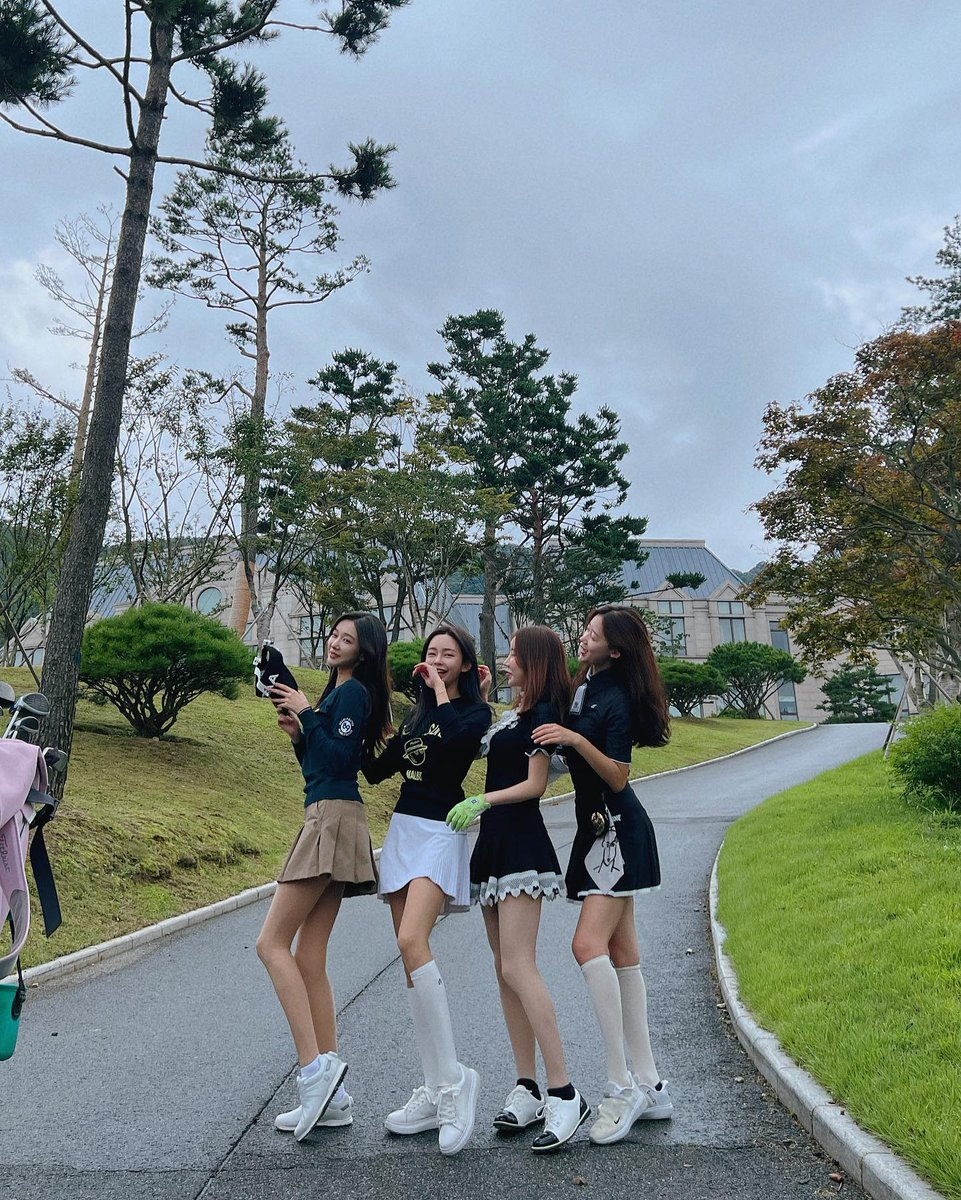 Alice355641's tweet photo. Have fun with friends, miss childhood, every day is a happy day. https://t.co/7qlblest0G