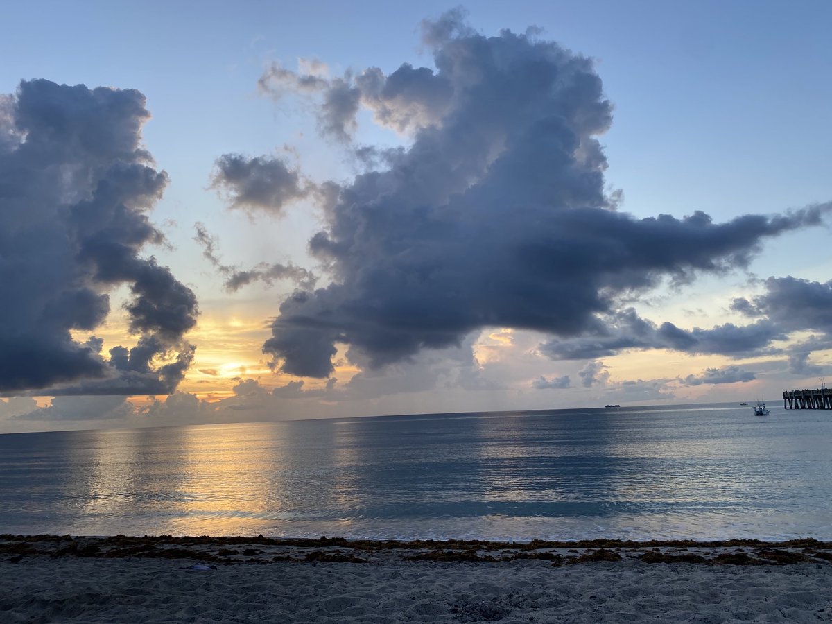 jodigralnick's tweet photo. Current view of the world: #sunrise on  ⁦@LakeWorthBchPBC⁩ https://t.co/9s4IfYAl33