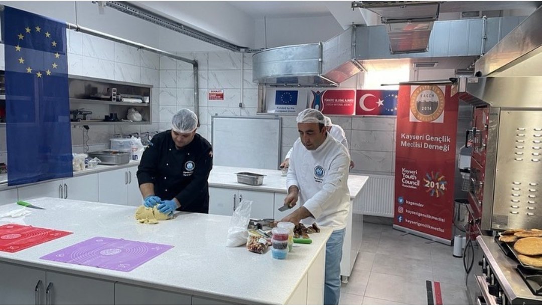 kagemder's tweet photo. Proje için şehrimize gelen misafirlerimizle birlikte Develi ilçemizde Kayseri Üniversitemizin ev sahipliğinde; yağlama, mantı, kurabiye ve gacer ekmeği yaptık. 🇹🇷🇪🇺

@ulusalajans @ABBaskanligi @TC_Disisleri
.
#yemek #mantı #yağlama #gacer #develi #kayseriüniversitesi https://t.co/Vs1ivlSlI9