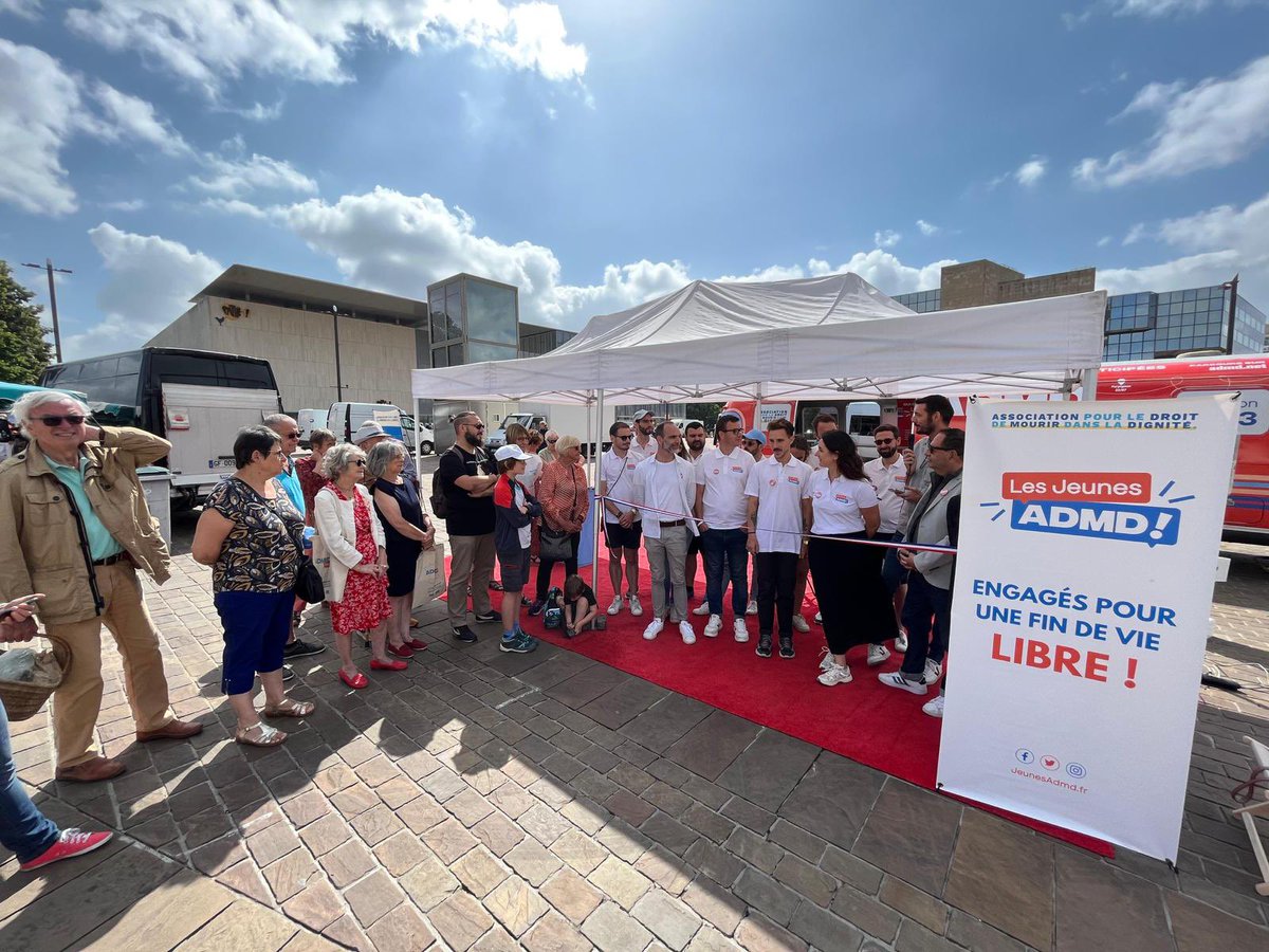 🚌 Bravo aux <a href="/jeunesadmd/">Les Jeunes ADMD</a> engagés dans une 8ème édition de l’#AdmdTour !
Toujours très fier de les voir aller à la rencontre des Français pour parler #FindeVie et #DirectivesAnticipées.
Superbe départ depuis Le Mans.