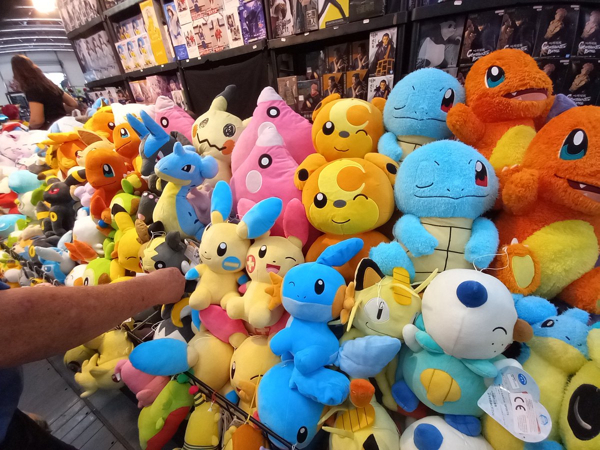 xMereru's tweet photo. So I was at @DoKomi yesterday and it was amazing. And huge! I thought it would be awesome if @DARTSLIVE was there with a booth, would be so much fun! https://t.co/oMZXElHnvC