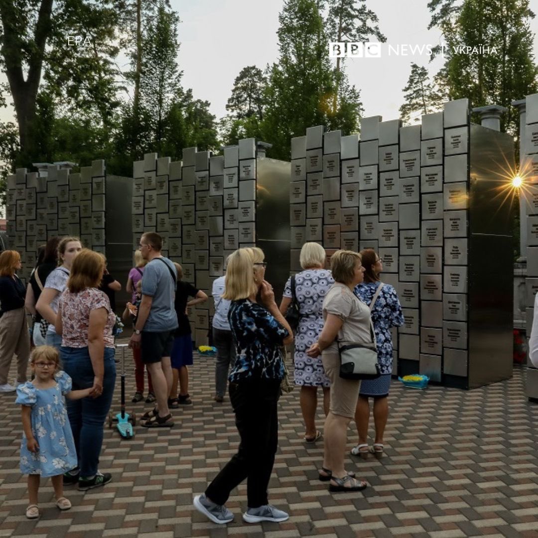 In #Bucha, a memorial was unveiled to commemorate victims of executions and attacks by #Russian troops on civilians. The engraved plates bear the names of 501 identified people ❤️‍🩹 Sources: EPA, BBC Ukraine