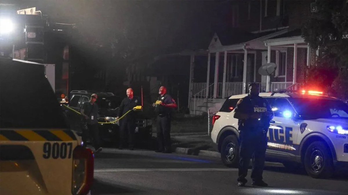 🇺🇸 ABD’nin Maryland eyaletinde düzenlenen 'Brooklyn Günü' etkinliğinde düzenlenen silahlı saldırıda 2 kişi hayatını kaybetti, 3’ü ağır 30 kişi yaralandı. Saldırı sırasında 20-30 el ateş edildiği belirtilirken, polis saldırgan hakkında detaylı bilgi vermedi.
