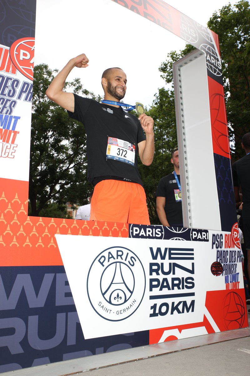 PSG_WeRunParis tweet picture