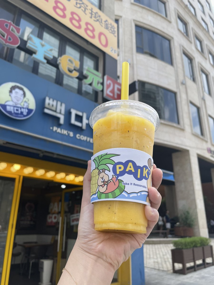 メインアカウントがツイート出来なくなってしまったので、こちらから！

アロフト明洞の隣の
ドリンク屋さんでスムージーGET‼️

キウイ🥝みたいな粒々入ってて
美味しい‼️