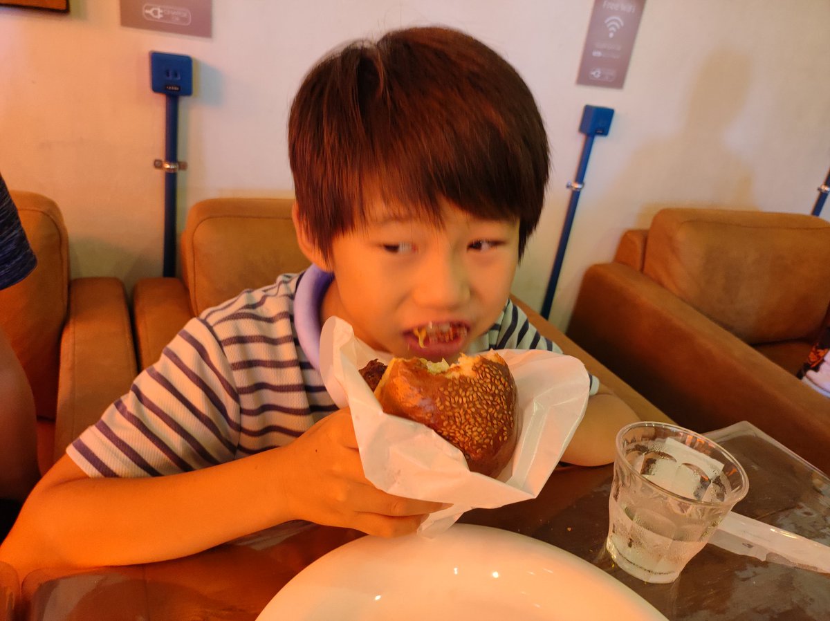 dooidkCM3wyxPZ0's tweet photo. 今日のお昼ごはん🍔。

#9歳　#ストリートピアノ　#ピアノ男子　#BQQ #KIMURA https://t.co/6EeLaeTLUP