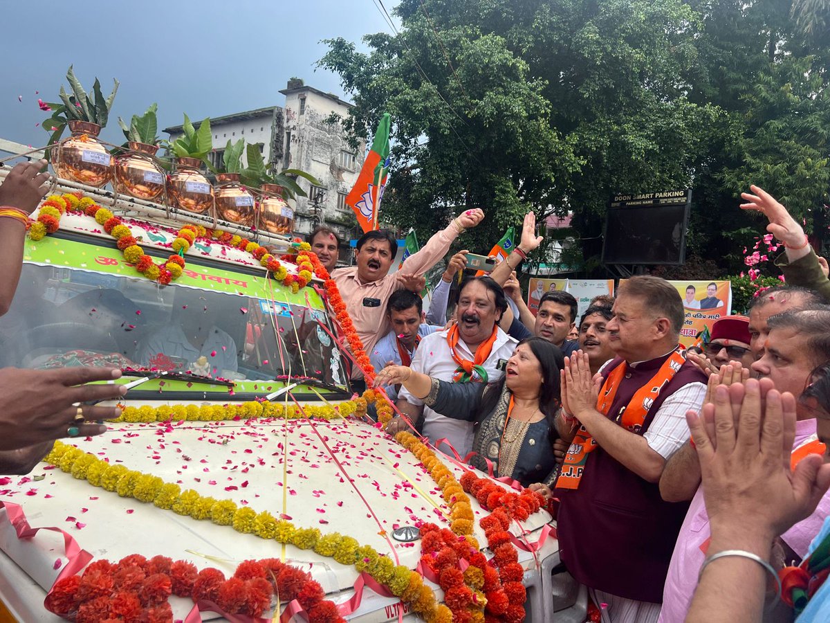 HindusthanUk's tweet photo. #देहरादून के घंटाघर में जल संग्रहण यात्रा का स्वागत करते प्रदेश अध्यक्ष महेंद्र भट्ट व सैनिक कल्याण मंत्री गणेश जोशी । https://t.co/o76255MHS7