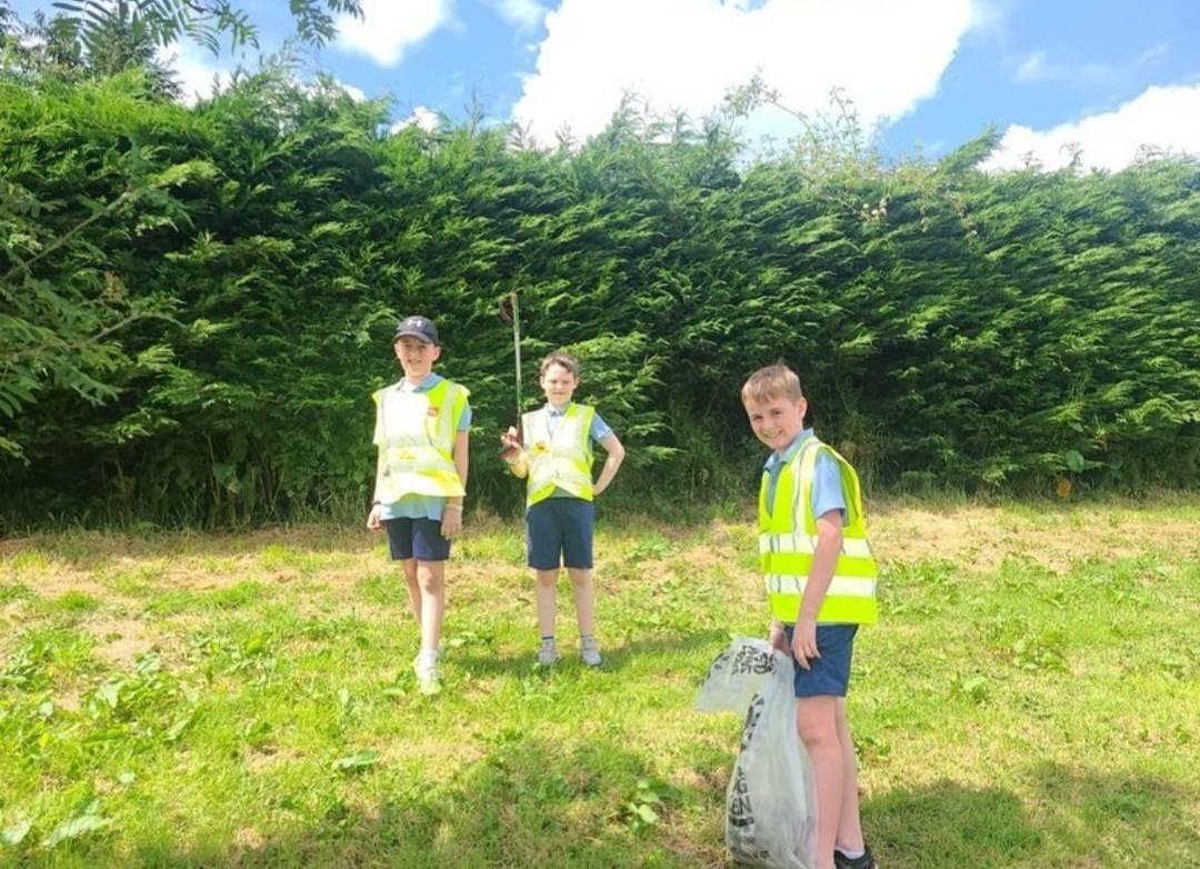 NationalSpringC's tweet photo. @ButlersbridgeTT teamed up with the local primary school to do a #SpringClean23 of their area in #Cavan recently! Take a look at a few of their pictures where they are wearing the #NationalSpringClean high vis vests!

#SDGsIrl https://t.co/WtmD6uZZP7