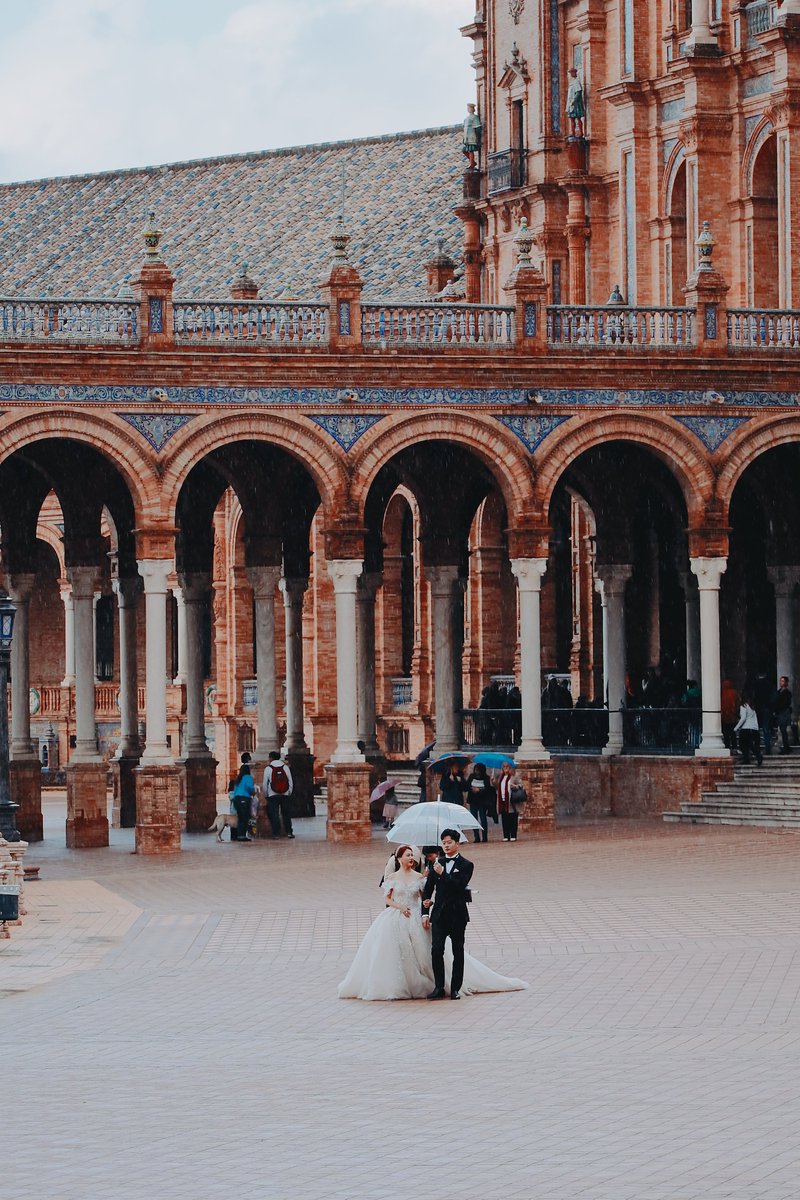 It's such a popular and beautiful building that tourists would travel here to have their pre-wedding photos taken.

#Spain #Seville #Andalucia #streetphotography #urbanphotography #canon #canonphotography #travel