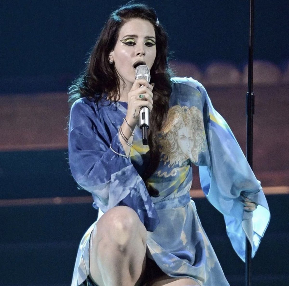 É HOJE! Lana Del Rey irá cantar para 10 mil pessoas no festival La Prima Estate na toscana, Itália, no Lido di Camaiore. A cantora subirá ao palco às 16h45m (horário de Brasília). [se não atrasar]!