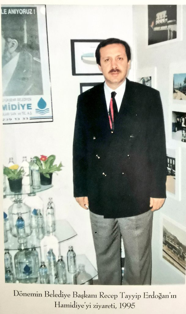 Yıl 1995
İstanbul'un dümenine geçen <a href="/RTErdogan/">Recep Tayyip Erdoğan</a> şimdi adı silinmek istenen Hamidiye Kaynak Suları AŞyi ziyarette
Arkada soltarafta suların bânisi  Sultanımızın fotoğrafı yerini çoktan almış
Dahası
Halksu yapılan Hamidiye'yi CHP'ye inat aslına döndürmüş
Nimete ve ecdada saygı budur