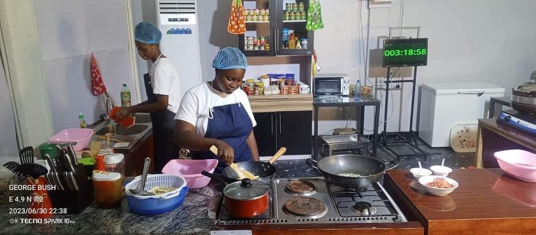 teslinkmedia's tweet photo. Another chef in Ondo Adeyeye Blessing begins 150 hours Cook-A-Thon. Set to break the world record of Chef Hilda Baci who holds the longest marathon for 93hrs 11mins. https://t.co/W3FgTpjiEU