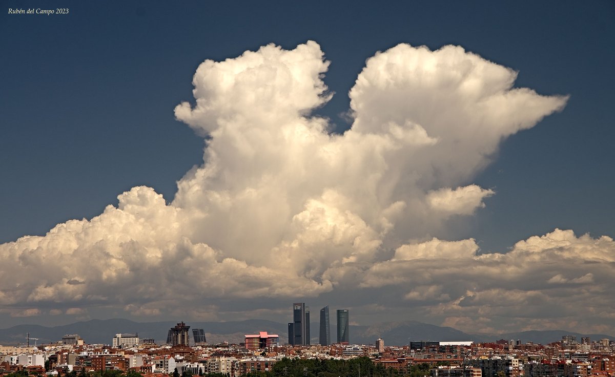 Crecen este domingo nubes de tormenta sobre la sierra de Guadarrama. En la  imagen, un Cumulonimbus capillatus \, image size:1200x736