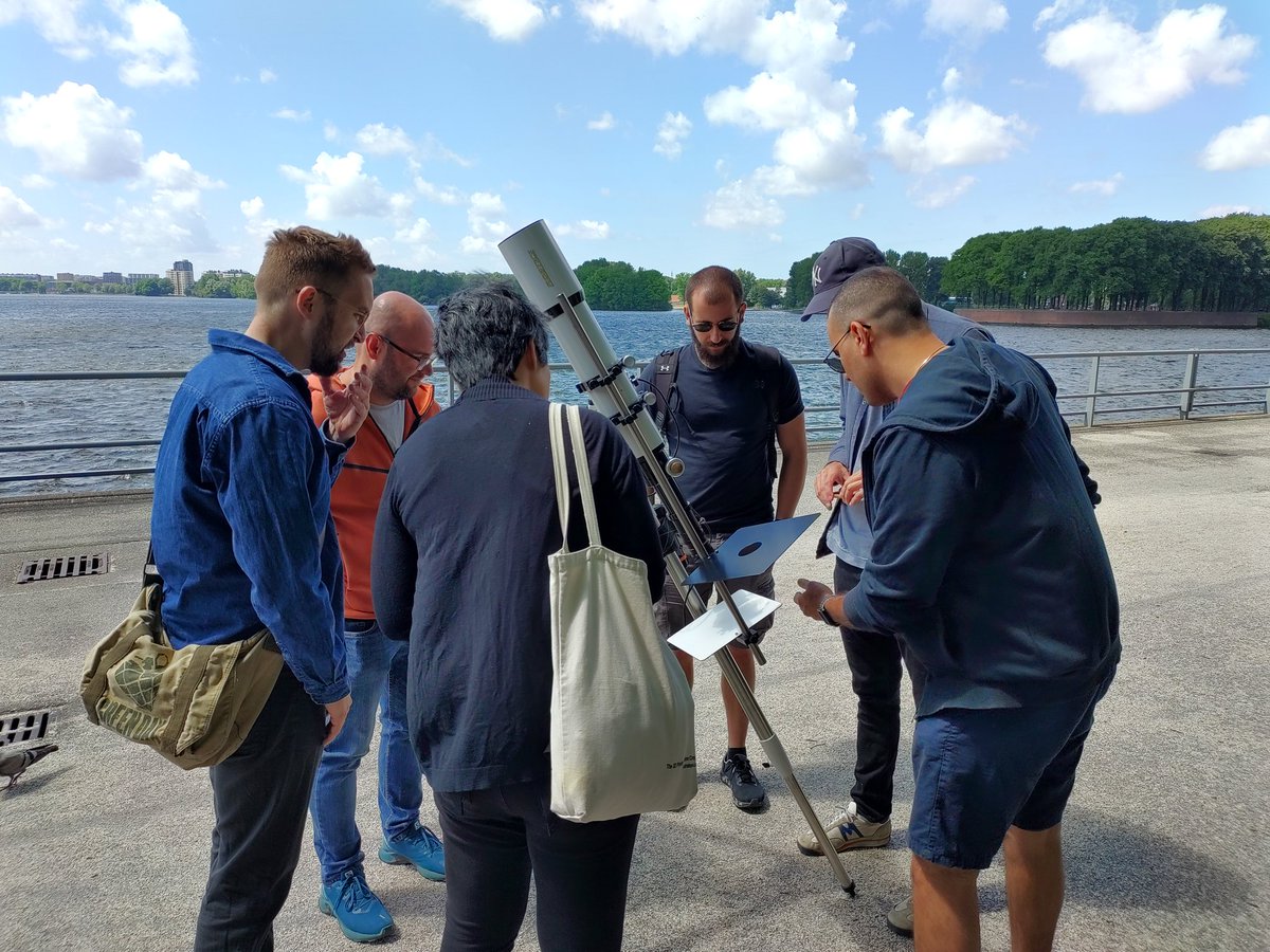 uva_api's tweet photo. Landelijke zonnekijkdag #stoepsterrenkunde bij de #Sloterplas 😎

Precieze locatie https://t.co/ix3aFFJk6C https://t.co/2RuCceXDZv