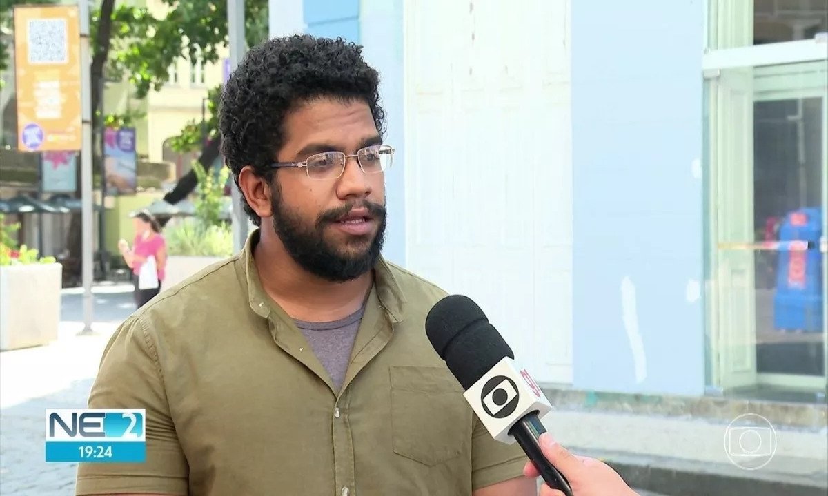 DiarioDCO's tweet photo. Jones Manoel acusa Lula de estelionato

O youtuber do PCB, Jones Manoel, publicou um vídeo nessa sexta-feira (30/6) chamado “Keynesianismo na oposição. Liberalismo no Governo”. O vídeo é uma acusação contra o governo do PT.

Segundo o Jones Manoel “O estelionato eleitoral é quase uma instituição brasileira”. Até aí, poderíamos concordar com a constatação. Se “estelionato eleitoral” for enganar o eleitor, fazendo-o comprar gato por lebre, nas eleições burguesas, nunca vamos encontrar um candidato sincero. Mas Jones Manoel não está falando da eleição em geral, como ele mesmo explica, sua acusação é especificamente contra o PT.

“O PT é, na oposição, agarrado com Celso Furtado, com Keynes, com Maria da Conceição Tavares, com o pensamento Cepalino, com o desenvolvimentismo latino-americano. Quando chega no governo abandona tudo isso.” E ainda conclui dizendo que um economista que recebe cargo no governo, abandona rapidamente suas ideias.

Por que Jones Manoel diz isso? Basicamente porque ele considera o Arcabouço Fiscal apresentado pelo governo como uma política neoliberal. Ou seja, na economia, o governo Lula seria igual ao governo Temer e a Bolsonaro, ou quase igual.

Jones Manoel está apenas repetindo uma calúnia que os setores da esquerda pequeno-burguesa vêm fazendo contra o governo. Logicamente que o Arcabouço Fiscal não é – nem poderia ser, já que o governo não é revolucionário – uma política econômica socialista. Mas a crítica desses setores não é essa. A crítica é a de que a proposta seria neoliberal e, portanto, um ataque contra o povo. E eis, aqui, a calúnia.

Com todos e vários defeitos, a proposta de Arcabouço Fiscal não é um ataque. Ele é uma tentativa muito tímida de amenizar o impacto devastador do teto de gastos, esse sim um ataque contra o povo. Dizer que o governo Lula é neoliberal também é outra maluquice, significa dizer que Temer, por exemplo, que Paulo Guedes é a mesma coisa que a equipe de Haddad. Com essa ideia, fica até difícil de compreender porque a burguesia derrubou Dilma para colocar Temer se Dilma e os governos do PT são igualmente neoliberais.

Todo esse lero-lero não passa de pretextos para justificar uma política golpista contra o governo Lula. Se Lula é neoliberal, qual seria o problema de chamar a sua derrubada? Se Lula é um estelionatário, não há problemas em pedir o fim do governo.

Não por acaso é a mesma política que essa mesma esquerda levava no golpe de 2016. O PSTU, a maior parte do PSOL, o PCB repetiam que o PT havia cometido estelionato eleitoral para justificar a política golpista.

Era uma conversa mole que apenas repetia o que a imprensa golpista falava.

Jones Manoel diz que o “estelionato eleitoral” é quase uma instituição no Brasil. Poderíamos dizer, no mundo. Mas, segundo e esquerda golpista, isso só serve para justificar a queda de um governo se for do PT.

Jones Manoel e seus amigos estão preparando um capítulo 2 dessa mesma novela vergonhosa. Uma novela em que eles fazem o papel daqueles figurantes que saem na rua enquanto os protagonistas, a direita e o imperialismo, articulam um golpe de Estado.

https://t.co/fXANVGg7wi