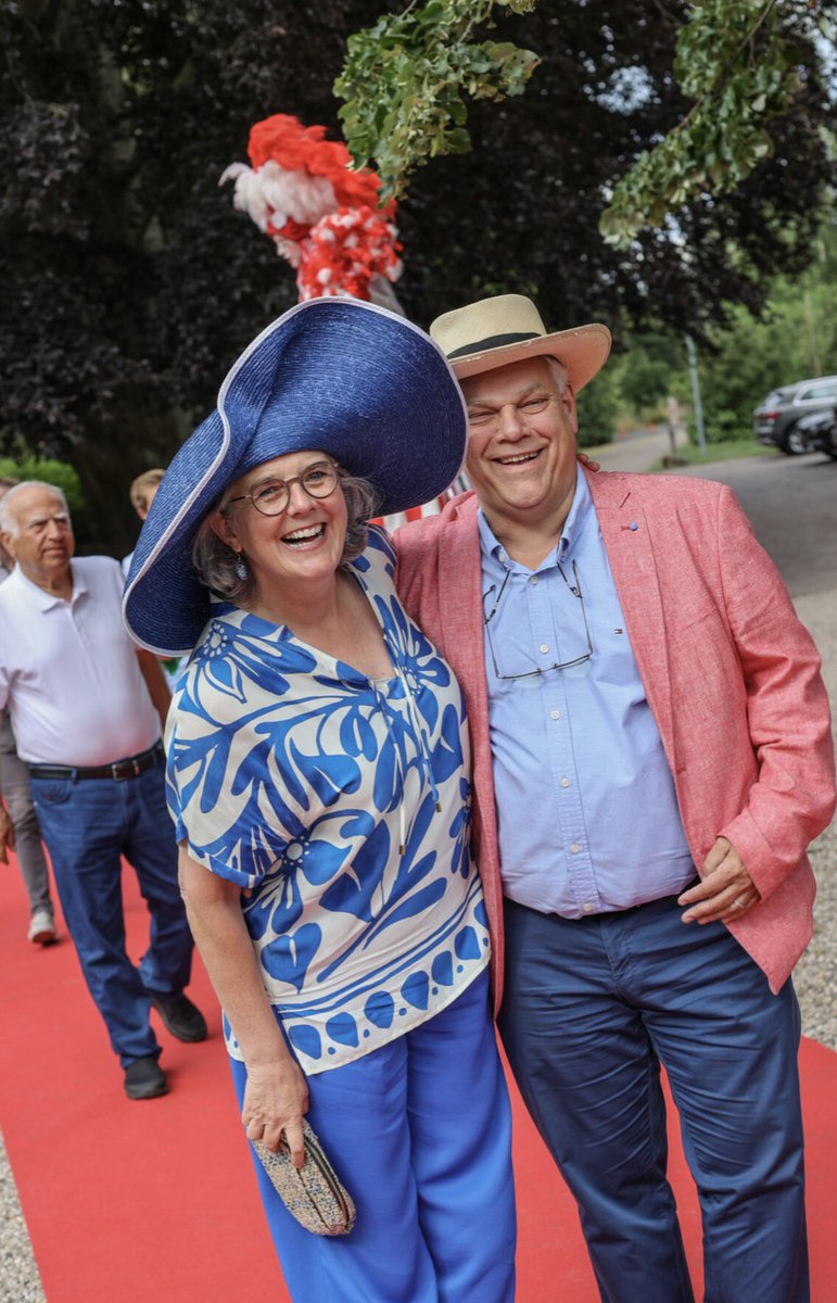 TwenteIntiem's tweet photo. Het was weer zover. Oude meuk en “wannabees” op de Haringparty van de @WilmersbergNL 
Locale Jiskefet. Regionale TV Kantine. Plaatselijke Monty Python 
En ze hebben het niet eens door. #bubbel #belangrijk #kijkmijeens https://t.co/nKEGLyQTb4