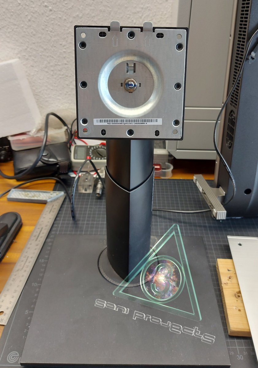 ProjectsSani's tweet photo. Jetzt hab ich dort eine bewegliche Lampe die in alle Richtungen zu bewegen ist hoch/runter/neigen/ schwenken und drehen. Zum Einsatz kam ein Philips 32" TV, eine  PC Bildschirmhalterung und ein stück Alu von einem DVD Player. Alles Natürlich vom Schrott. 😉 https://t.co/pwZCHn8pme