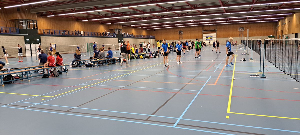 Op bezoek bij Finale NK competitie teams in Zutphen, waar nog door menig team van <a href="/BadmintonNLD/">BADMlNTON NEDERLAND</a> gestreden wordt om het Algemeen Kampioenschap van de Bondscompetitie en de Regio Junioren Competitie.