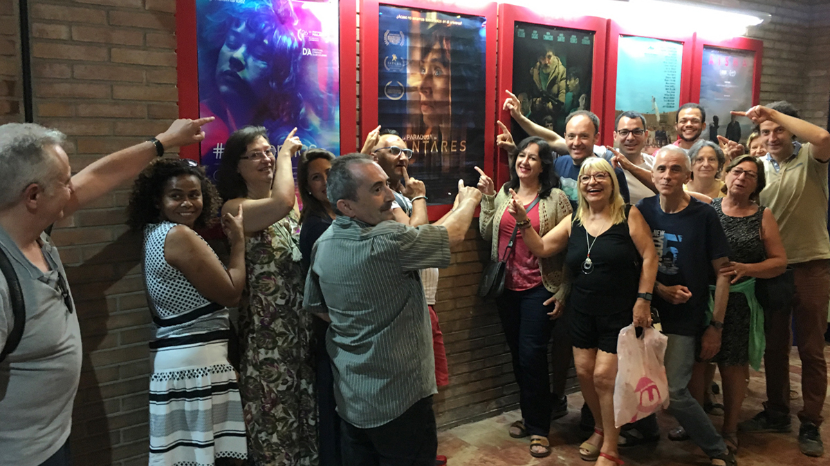 📸 En la imagen, parte de los asistentes al encuentro en los Cines Babel de Valencia para ver y comentar la muy recomendable película de estreno #LaParadojaDeAntares. Propició una tertulia interesantísima y una magnífica nota media de 8 (sobre 10) en la votación final. ¡Bravo!