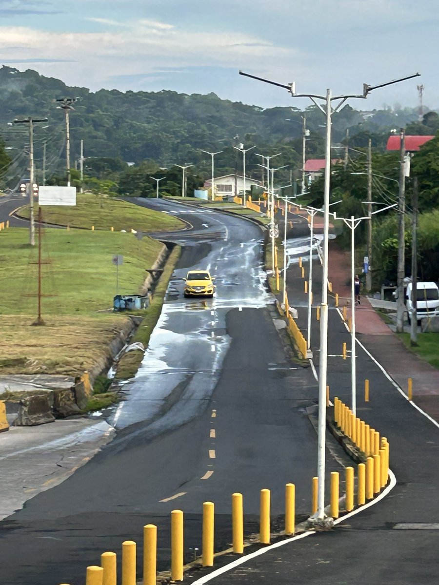asolisg's tweet photo. @IDAANinforma @cintanortena el colmo del poco importa. Filtración, luego calles dañadas y aunque parece que es dentro de la propiedad de alguien, algo se tiene que hacer. Para eso son Autoridad https://t.co/Duy44EZ4Hh
