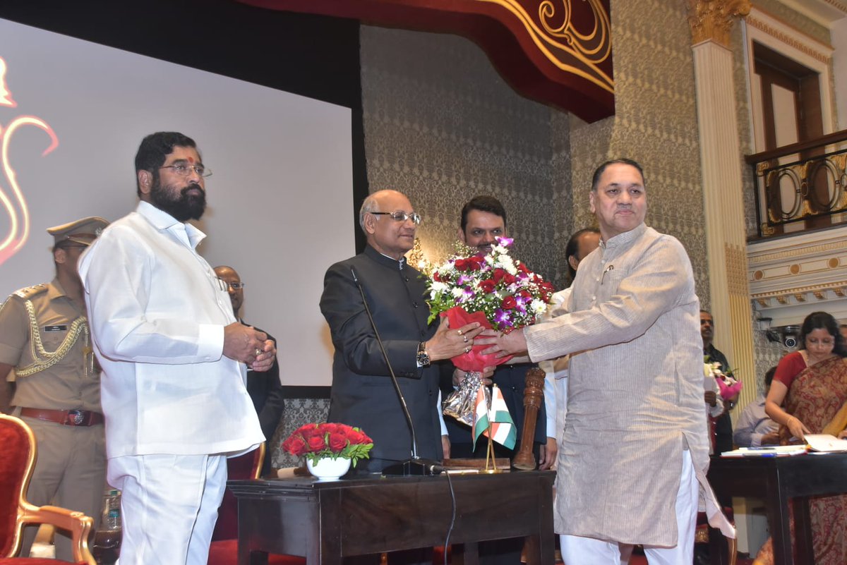CMOMaharashtra's tweet photo. मुख्यमंत्री एकनाथ शिंदे - उपमुख्यमंत्री देवेंद्र फडणवीस मंत्रिमंडळाचा आज विस्तार करण्यात आला.  राजभवन येथे आज दुपारी झालेल्या शपथविधी सोहळ्यामध्ये राज्यपाल रमेश बैस यांनी अजित पवार यांना उपमुख्यमंत्री पदाची शपथ दिली. 

यावेळी छगन भुजबळ, दिलीप वळसे पाटील, हसन मुश्रीफ, धनंजय मुंडे, धर्मराव बाबा आत्राम, आदिती तटकरे, संजय बनसोडे व अनिल पा���ील यांना देखील मंत्रीपदाची शपथ देण्यात आली. 

व्यासपीठावर मुख्यमंत्री एकनाथ शिंदे, उपमुख्यमंत्री देवेंद्र फडणवीस व नवनियुक्त उपमुख्यमंत्री अजित पवार हे उपस्थित होते.