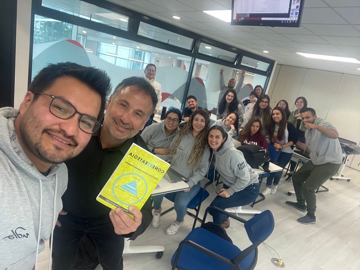 andressilvaa's tweet photo. Con los alumnos de la Maestría en Mercadotecnia de la Escuela de Negocios de la @UDLAEcuador #conextrategia #postgrados #Marketing #Ecuador https://t.co/uG7Kon1tNJ