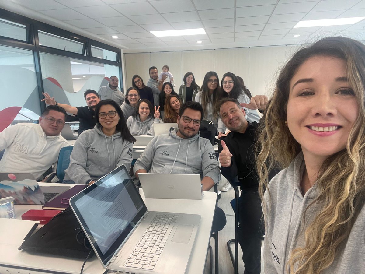 andressilvaa's tweet photo. Con los alumnos de la Maestría en Mercadotecnia de la Escuela de Negocios de la @UDLAEcuador #conextrategia #postgrados #Marketing #Ecuador https://t.co/uG7Kon1tNJ