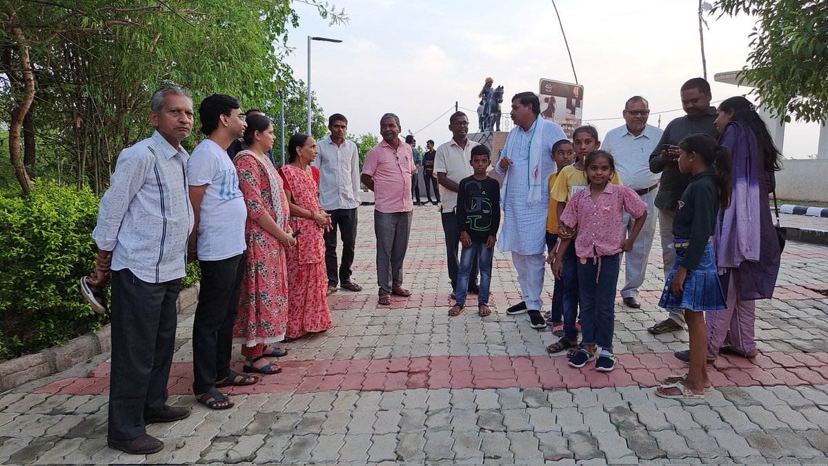 તેની સાથે સાથે રાજસ્થાનથી આવેલા પ્રવાસીઓ સાથે વિકાસલક્ષી ખૂટતી કડીયોના મુદ્દાઓ પર ચર્ચા વિચારણા કરી.

મારીસાથે ગામ ના સરપંચો આગેવાનો તેમજ પાર્ટીના કાર્યકર્તાઓ ઉપસ્થિત રહ્યા (2/2)