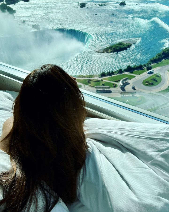 Chilling out on the bed at the Embassy Suites by Hilton Niagara Falls Fallsview looking at a beautiful view, while wearing your pjs, is sometimes the best part of a vacation.

Book now: embassysuitesniagara.com

📸 @dioaki