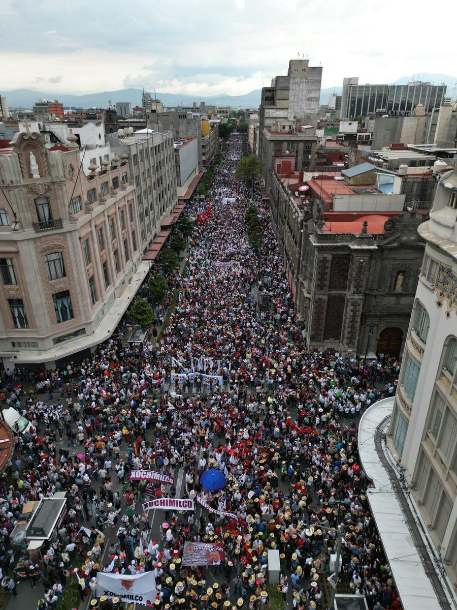 martibatres's tweet photo. Ríos de pueblo por todas partes para celebrar los cinco años de la victoria. https://t.co/N0tpBjJ97M