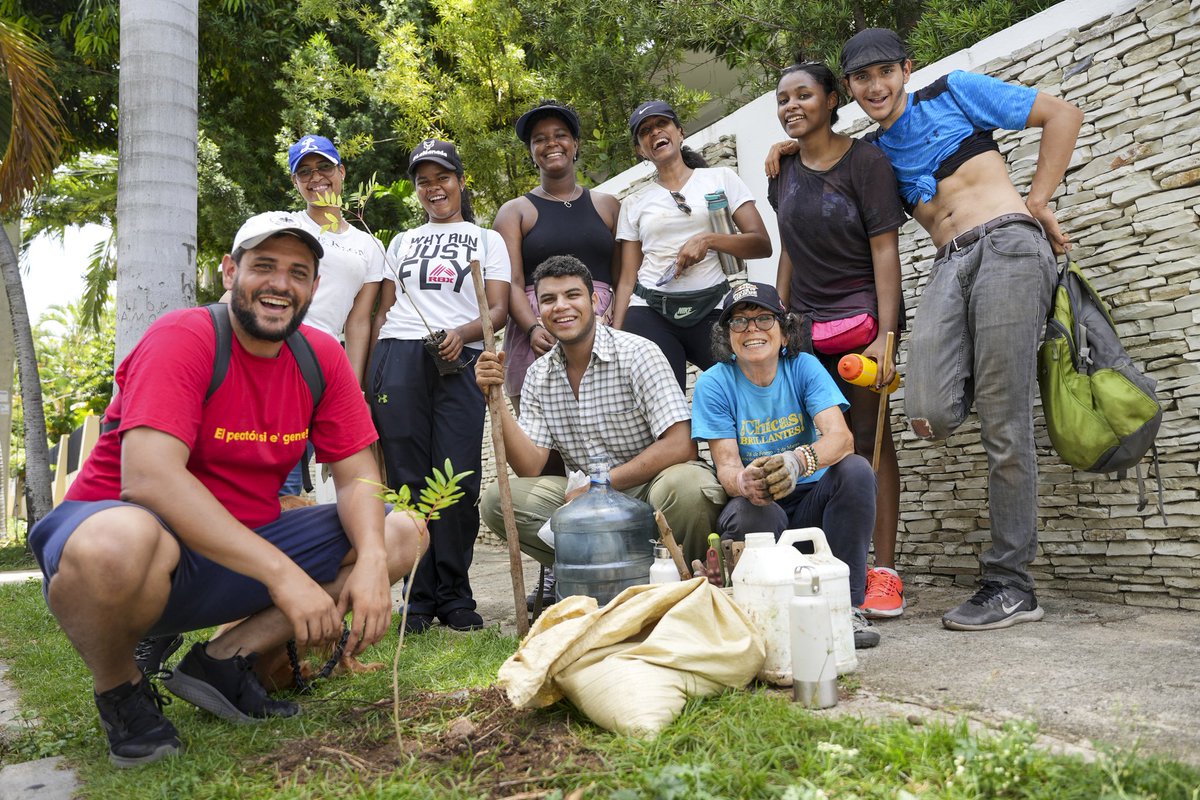 MarioSosaTorres's tweet photo. ¡La jornada de plantación de Gascue sur fue todo un éxito! Plantamos cerca de 300 árboles que unos años brindarán 15,000mts² de sombra para nuestra ciudad.

Gracias a todas y todos los voluntarios, vecinos, instituciones y empresas que hicieron esto posible. https://t.co/JxsjiEPZqU