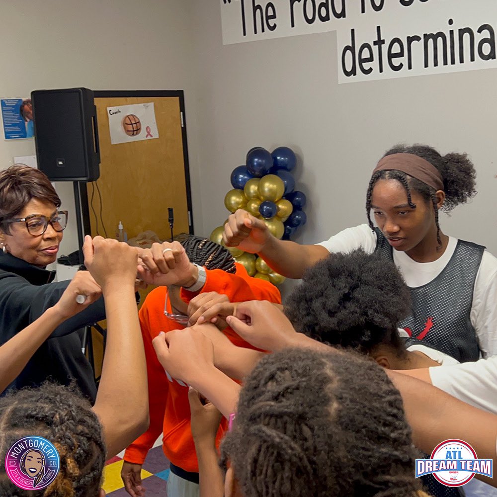RMFnonprofit's tweet image. Sunday fun day! This afternoon a couple of local girls basketball teams will be representing for the ATL Dream Team powered by #RMFnonprofit!

Dream vs Sparks - Go Dream  🅰️

#MoCo 🎈|| #ATLDreamTeam