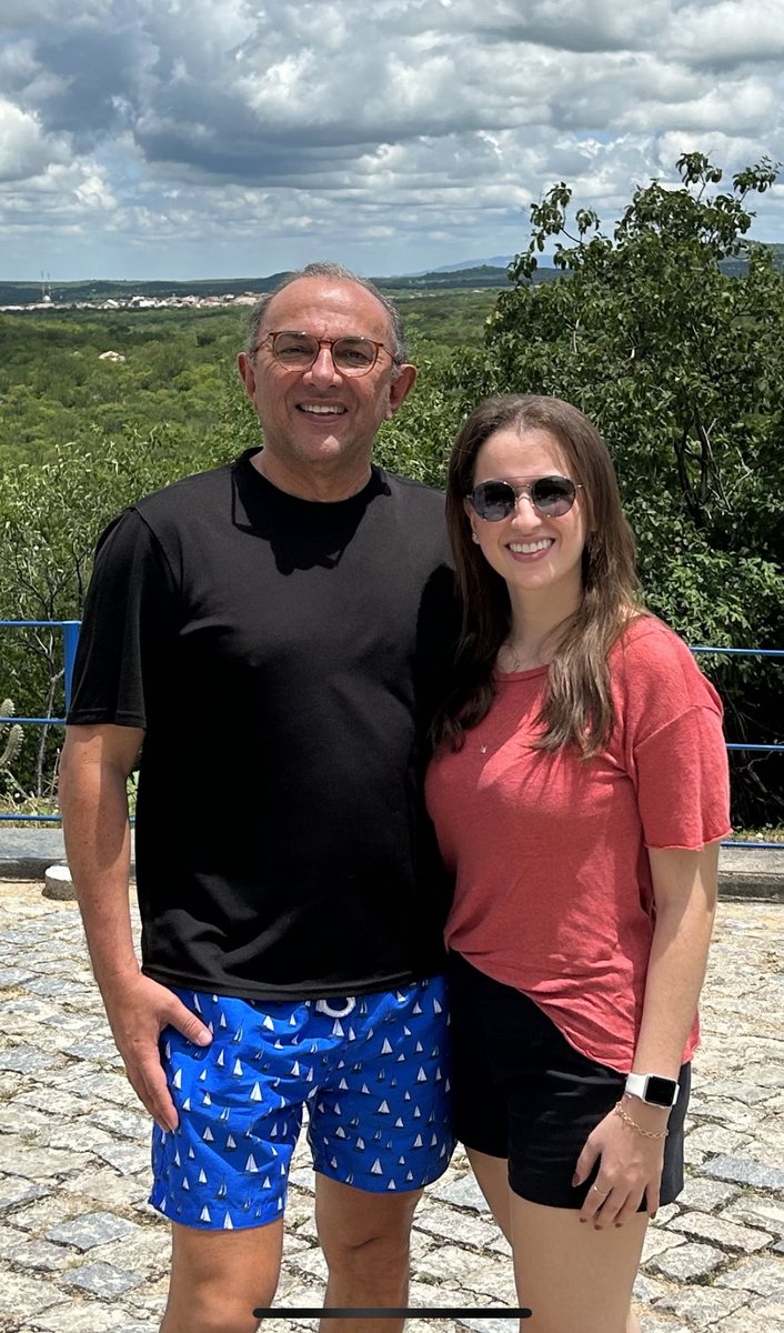 MarcioGuedesM's tweet photo. Hoje dia para agradecer e comemorar a vida de Fernanda, filha amada. Parabéns! Te amo! https://t.co/QtfUZHKh9H
