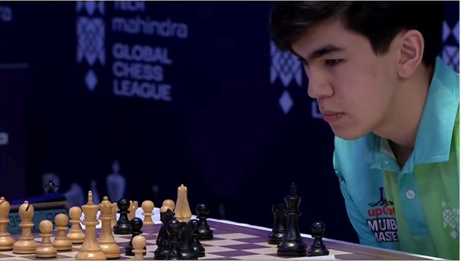 ChessbaseIndia's tweet photo. Harika Dronavalli beats Sara Khadem, and Javokhir Sindarov beats Jonas! Both wins come with Black pieces, and upGrad Mumba Masters have a 8-point-lead now over Triveni Continental Kings! #GlobalChessLeague https://t.co/7UiRES3yER