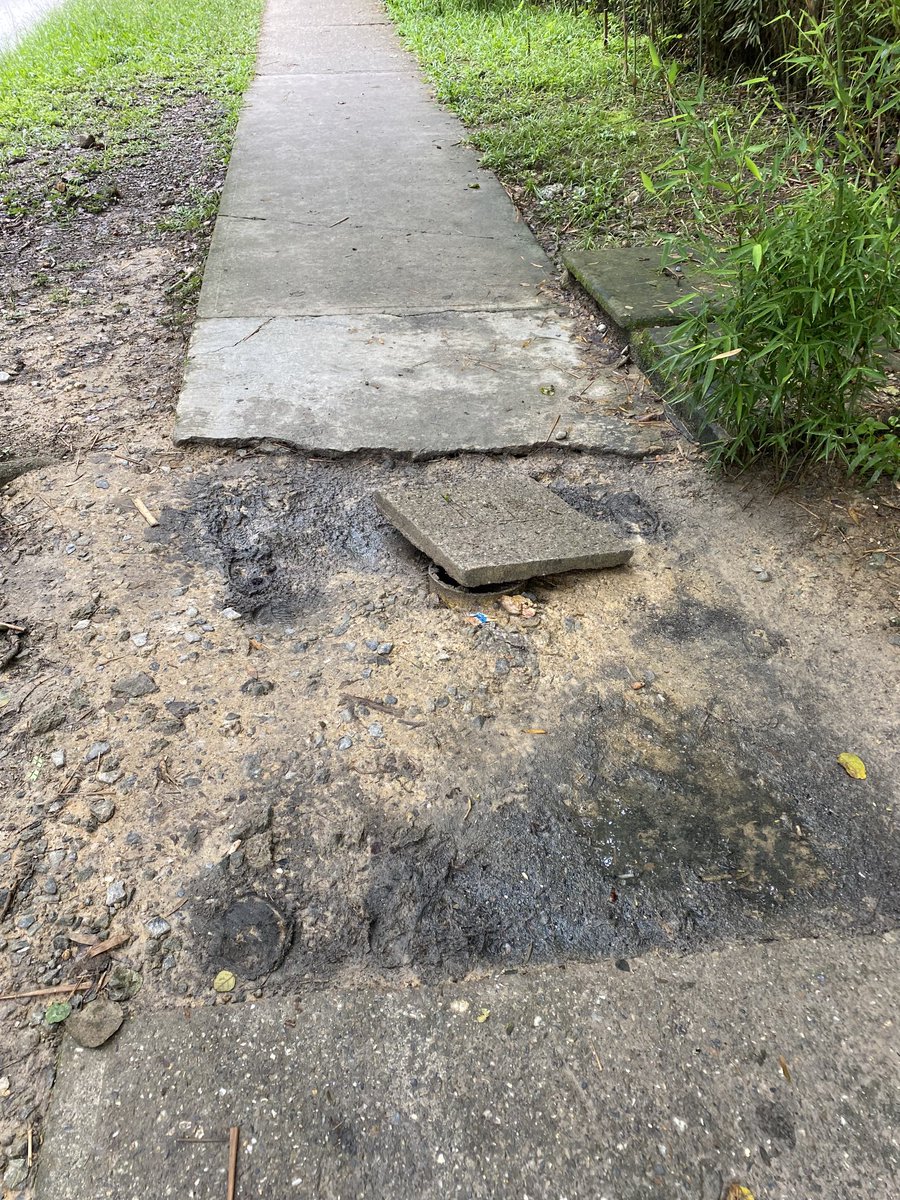 ⁦<a href="/eliasayegh/">Elías Sayegh</a>⁩ ⁦<a href="/ElHatillo/">Alcaldía El Hatillo</a>⁩ este pedazo de calzada en la principal de La Lagunita frente al club lo rompieron hace ya + 1 año para destapar cloaca. Urge reparen ; pasean gente durante toda laSemana y en especial los finde …