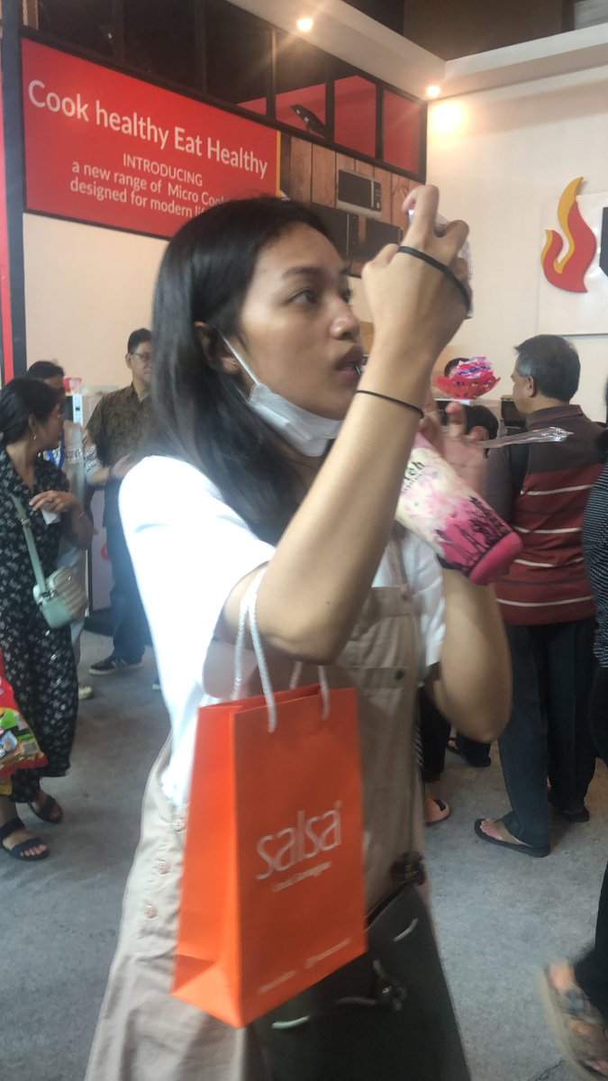 carrygoround's tweet photo. Temenin tanti yang datang ke JFK untuk buat artikel magang https://t.co/SEtyTVt0Wm