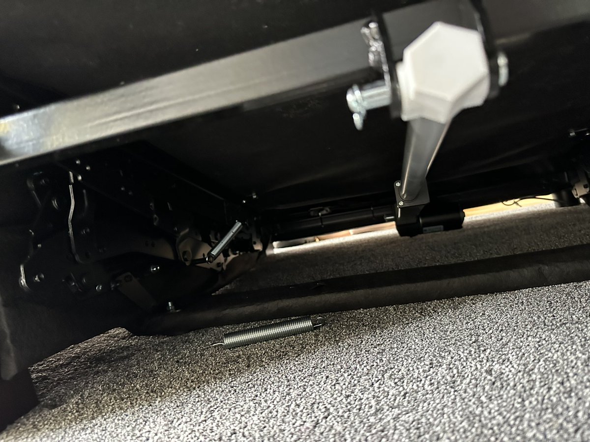 JayminiDesai's tweet photo. @DFSCare my corner unit got delivered Sunday. I was doing my weekly clean and saw there is a spring just on the floor. On other side there are two spring.  Do not expect this on a new sofa! https://t.co/a5PjfrQD8B