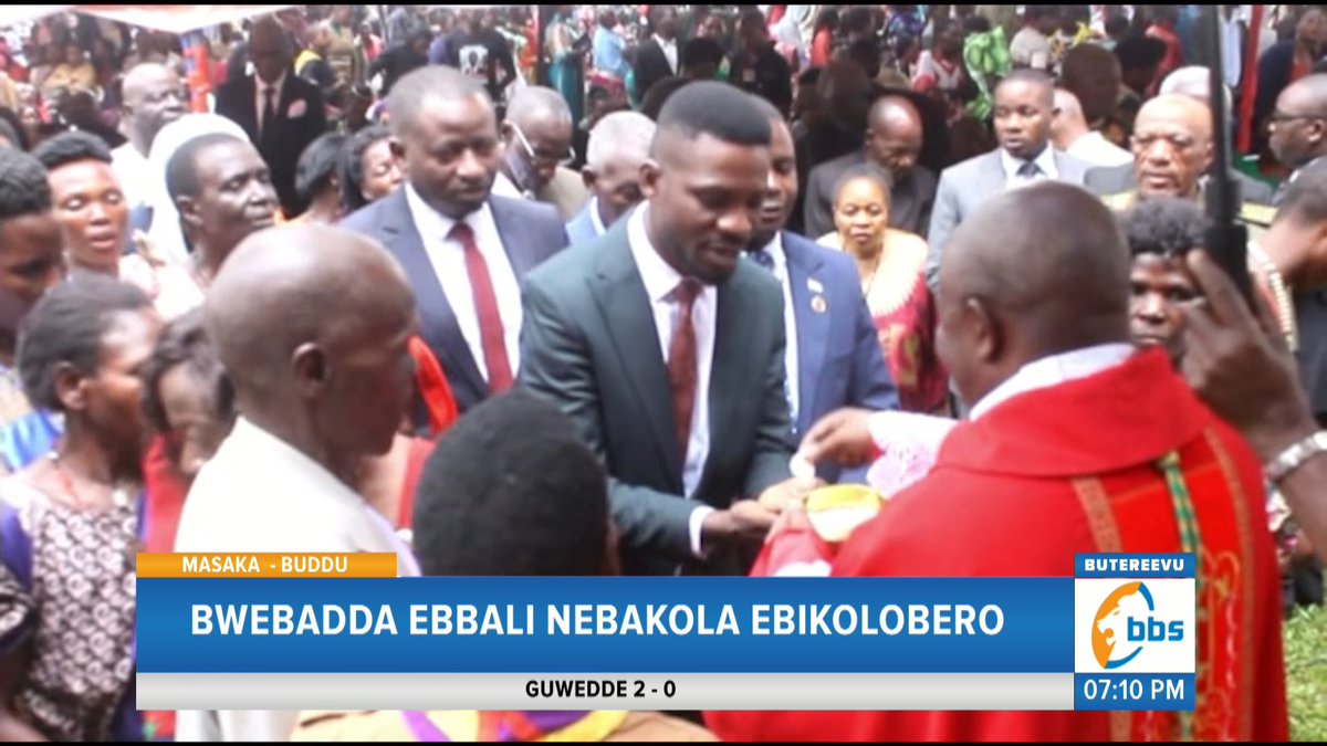 bbstvug's tweet photo. Pulezidenti w’ekibiina ki @NUP_Ug   @HEBobiwine 
 alaze obwennyamivu olwabantu abenkwe abeefula nti balungi mu maaso ga Katonda kyokka ate nebakola ebyambyone .
Bino abyogeredde mu kulamaga e Birinzi ku kiggwa kya Kalooli Lwanga mu kitambiro kya Mmisa ekikulembeddwamu
Omusumba w’e Ssaza ly’e Masaka Serverus Jjumba. #BBSKATI