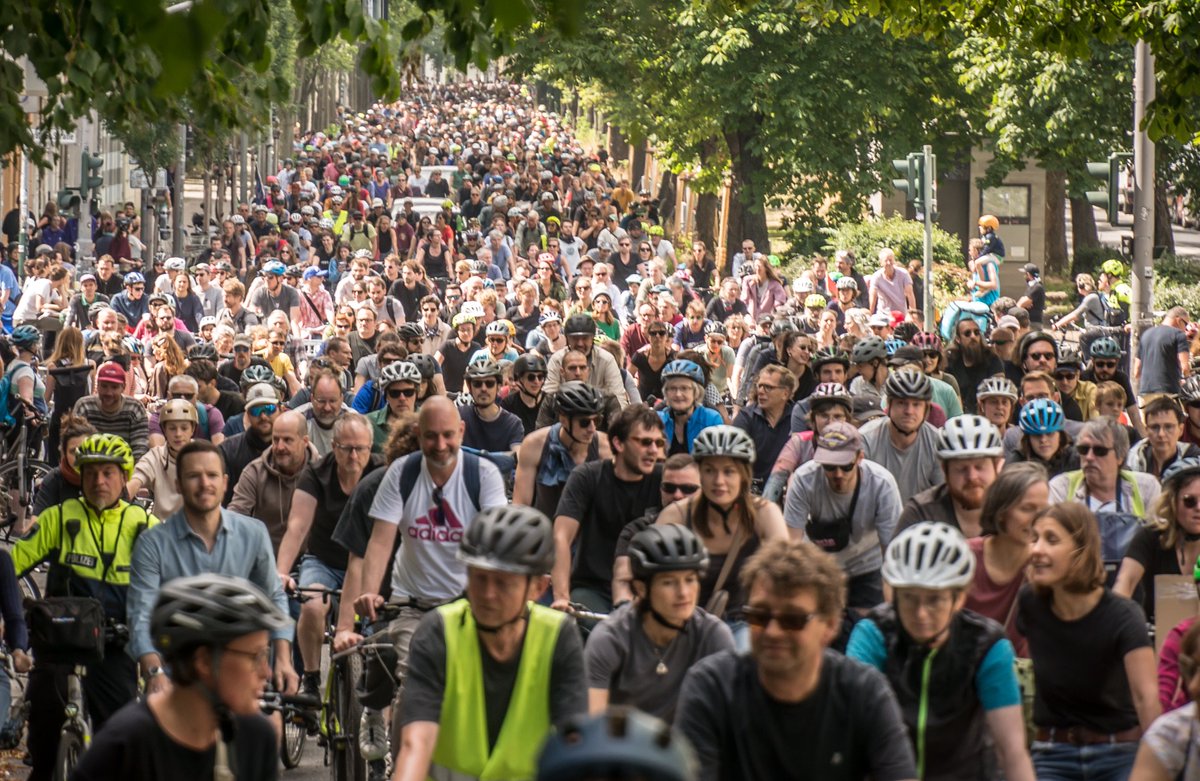 Leute, das war heute richtig, richtig gross. Viele viele tausend BerlinerInnen forderten eine Rücknahme des #Radwegstopp. Ein 8 Kilometer langer Konvoi zog durch #Berlin.  
Frau <a href="/SchreinerManja/">Manja Schreiner</a>, bitte nehmen Sie zur Kenntnis: #NichtMitUns !