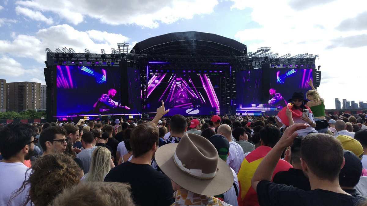 ageofwar666's tweet image. Damn you Gareth Emery did you have to play Rhythm is a dancer

#asot #asotlondon