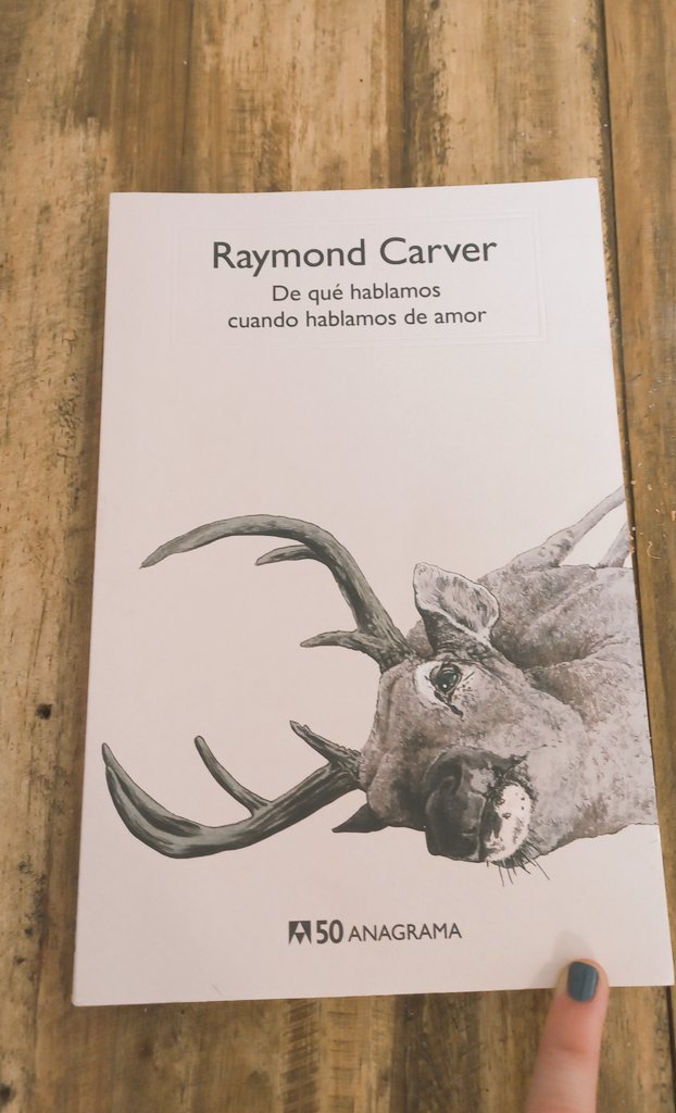 AndreaJArrati's tweet photo. No había leído nunca a Carver. Voy sólo tres relatos y qué manera de contar la desesperanza... 😶

A cambio, ¡la portada no puede ser más bella! https://t.co/HqSo34jGOJ
